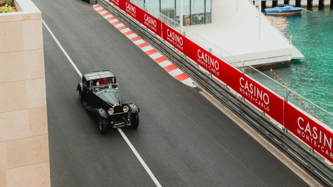 Príncipel Alberto II conduce un Bugatti Type 41 Royale