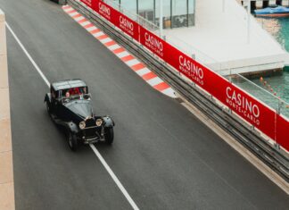 El Príncipe Alberto II conduce el legendario Bugatti Type 41 Royale en Gran Premio Histórico de Mónaco Príncipel Alberto II conduce un Bugatti Type 41 Royale