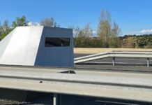 La DGT instala el radar más tecnológico, pero también el menos discreto: es de remolque y puede ser movido en cuestión de segundos radar de remolque de la DGT en la A1 dirección de Madrid