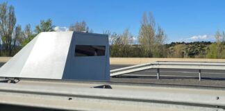 La DGT instala el radar más tecnológico, pero también el menos discreto: es de remolque y puede ser movido en cuestión de segundos radar de remolque de la DGT en la A1 dirección de Madrid
