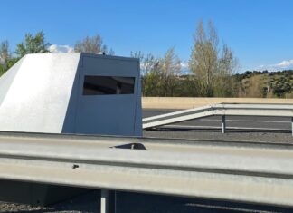 La DGT instala el radar más tecnológico, pero también el menos discreto: es de remolque y puede ser movido en cuestión de segundos radar de remolque de la DGT en la A1 dirección de Madrid