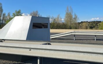 La DGT instala el radar más tecnológico, pero también el menos discreto: es de remolque y puede ser movido en cuestión de segundos radar de remolque de la DGT en la A1 dirección de Madrid
