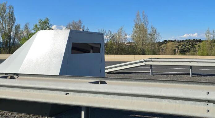 La DGT instala el radar más tecnológico, pero también el menos discreto: es de remolque y puede ser movido en cuestión de segundos radar de remolque de la DGT en la A1 dirección de Madrid