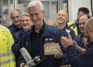 Un trabajador de BMW se jubila tras 45 años y recibe este espectacular regalo que supera los 100.000 euros trabajador jubilado de BMW