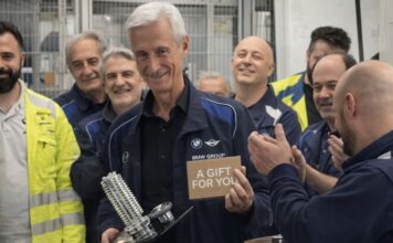 Un trabajador de BMW se jubila tras 45 años y recibe este espectacular regalo que supera los 100.000 euros trabajador jubilado de BMW