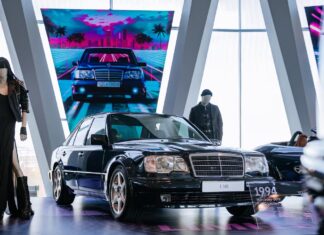 El último Mercedes 500E construido junto con Porsche se exhibe en el Museo de la marca en Stuttgart y sólo tiene 422 kilómetros