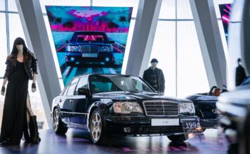 El último Mercedes 500E construido junto con Porsche se exhibe en el Museo de la marca en Stuttgart y sólo tiene 422 kilómetros