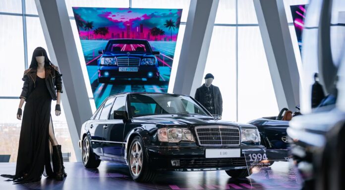 El último Mercedes 500E construido junto con Porsche se exhibe en el Museo de la marca en Stuttgart y sólo tiene 422 kilómetros