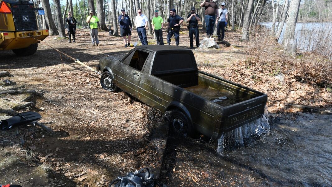 Volkswagen Rabbit pick-up hundido en un lago