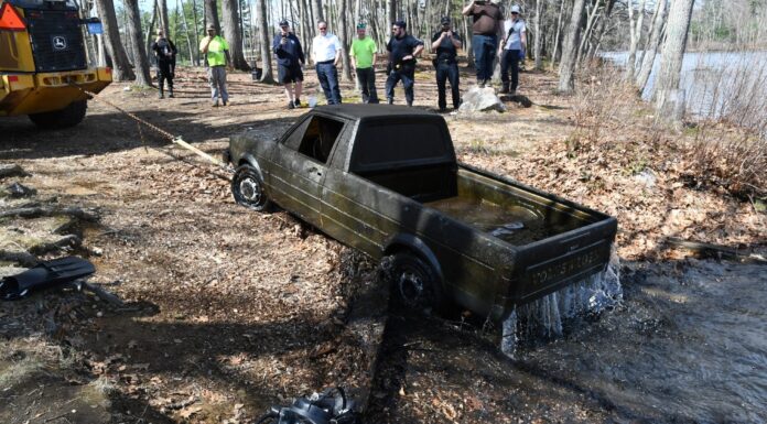 Encuentran un Volkswagen Rabbit pick-up hundido en un lago desde 1982 mientras pescaban Volkswagen Rabbit pick-up hundido en un lago