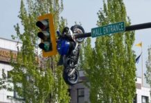 Impactante accidente, una moto Suzuki choca con un BMW Serie 3 y termina colgada de un semáforo Accidente moto Suzuki BMW Serie 3