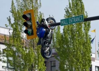 Impactante accidente, una moto Suzuki choca con un BMW Serie 3 y termina colgada de un semáforo Accidente moto Suzuki BMW Serie 3