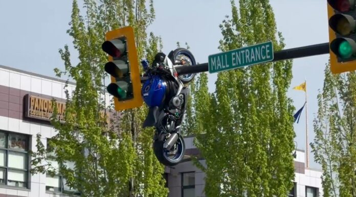 Impactante accidente, una moto Suzuki choca con un BMW Serie 3 y termina colgada de un semáforo Accidente moto Suzuki BMW Serie 3