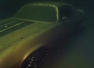 Encuentran un Camaro Z28 de 1974 hundido en un lago Camaro Z28 hundido en un lago
