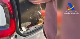 La Guardia Civil corta un Fiat 500 con una radial, después de desembarcar en Palma de Mallorca. Bajo el maletero había 44 kg de cocaína Guardia Civil corta un Fiat 500 con una radial