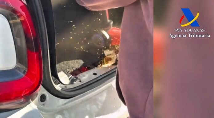 La Guardia Civil corta un Fiat 500 con una radial, después de desembarcar en Palma de Mallorca. Bajo el maletero había 44 kg de cocaína Guardia Civil corta un Fiat 500 con una radial