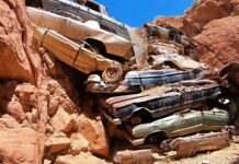 La razón por la que hay decenas de coches clásicos achatarrados en un cañón de Estados Unidos desde hace décadas Coches achatarrados cañón