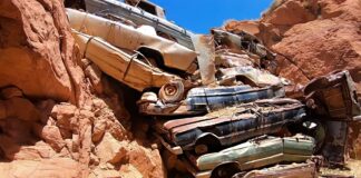 La razón por la que hay decenas de coches clásicos achatarrados en un cañón de Estados Unidos desde hace décadas Coches achatarrados cañón