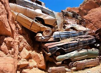 La razón por la que hay decenas de coches clásicos achatarrados en un cañón de Estados Unidos desde hace décadas Coches achatarrados cañón