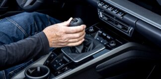 Conducir un coche con cambio manual activa una importante región del cerebro que los cambios automáticos no pueden, según un estudio Conducir coche con cambio manual activa una importante región del cerebro