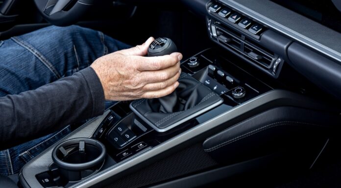 Conducir un coche con cambio manual activa una importante región del cerebro que los cambios automáticos no pueden, según un estudio Conducir coche con cambio manual activa una importante región del cerebro