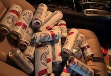 La Policía para a un conductor con 34 latas de cerveza abiertas en el asiento del acompañante Conductor 34 latas de cervezas abiertas en el coche