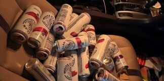 La Policía para a un conductor con 34 latas de cerveza abiertas en el asiento del acompañante Conductor 34 latas de cervezas abiertas en el coche