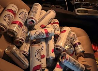 La Policía para a un conductor con 34 latas de cerveza abiertas en el asiento del acompañante Conductor 34 latas de cervezas abiertas en el coche