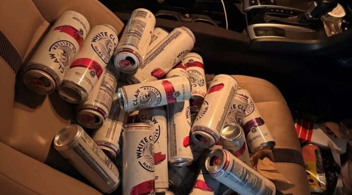 La Policía para a un conductor con 34 latas de cerveza abiertas en el asiento del acompañante Conductor 34 latas de cervezas abiertas en el coche