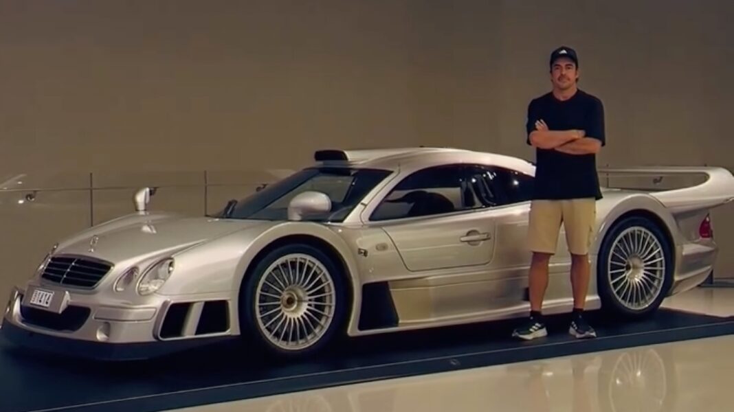 Fernando Alonso con el Mercedes CLK GTR por Mónaco