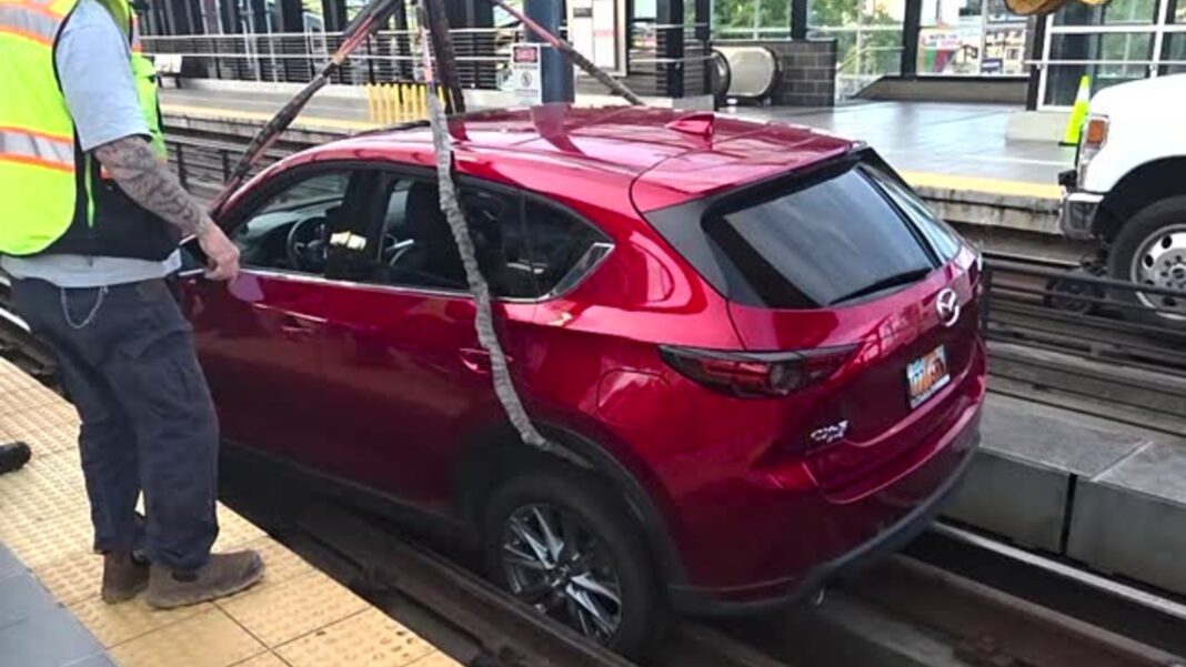 Mazda CX-5 sigue indicaciones del navegador y termina en la vía del tren