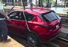 La conductora de un Mazda CX-5 sigue las indicaciones del navegador y termina en una vía de tren Mazda CX-5 sigue indicaciones del navegador y termina en la vía del tren