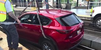 La conductora de un SUV sigue las indicaciones del navegador y termina en una vía de tren Mazda CX-5 sigue indicaciones del navegador y termina en la vía del tren