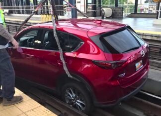 La conductora de un Mazda CX-5 sigue las indicaciones del navegador y termina en una vía de tren Mazda CX-5 sigue indicaciones del navegador y termina en la vía del tren