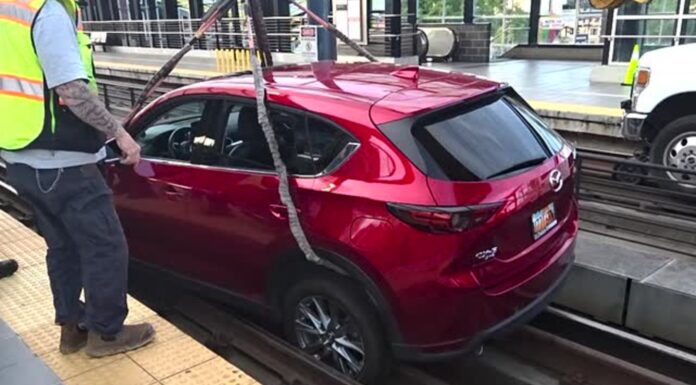 La conductora de un Mazda CX-5 sigue las indicaciones del navegador y termina en una vía de tren Mazda CX-5 sigue indicaciones del navegador y termina en la vía del tren