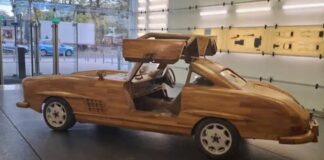 Un carpintero construye un Mercedes 300 SL de madera y totalmente funcional sobre la base de un W124 Mercedes 300 SL madera