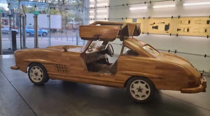 Un carpintero construye un Mercedes 300 SL de madera y totalmente funcional sobre la base de un W124 Mercedes 300 SL madera