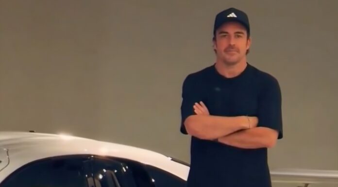 Fernando Alonso sale de nuevo con su Merecedes CLK GTR por Mónaco, pero esta vez para dejárselo al Príncipe Alberto II Mercedes CLK GTR de Fernando Alonso en el museo de Alberto II