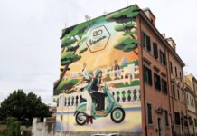 Pintan un mural en la fachada de un edificio para conmemorar los 80 años que cumple la Vespa Mural 80 años Vespa