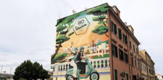 Pintan un mural en la fachada de un edificio para conmemorar los 80 años que cumple la Vespa Mural 80 años Vespa