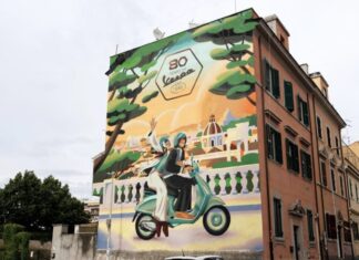 Pintan un mural en la fachada de un edificio para conmemorar los 80 años que cumple la Vespa Mural 80 años Vespa