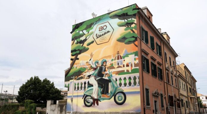 Pintan un mural en la fachada de un edificio para conmemorar los 80 años que cumple la Vespa Mural 80 años Vespa