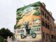 Pintan un mural en la fachada de un edificio para conmemorar los 80 años que cumple la Vespa Mural 80 años Vespa