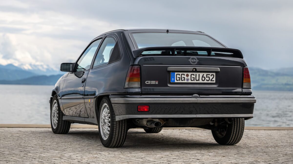 Tres cuartos trasero del Opel Kadett GSi.