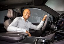 Ralph Gilles, diseñador jefe de Stellantis, dice que los interiores de Chrysler eran mediocres antes de la bancarrota: "Estaban fabricados en plástico digno de una pistola de agua china" Ralph Gilles interiores Chrysler