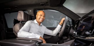 Ralph Gilles, diseñador jefe de Stellantis, dice que los interiores de Chrysler eran mediocres antes de la bancarrota: "Estaban fabricados en plástico digno de una pistola de agua china" Ralph Gilles interiores Chrysler