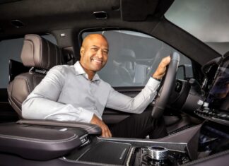 Ralph Gilles, diseñador jefe de Stellantis, dice que los interiores de Chrysler eran mediocres antes de la bancarrota: "Estaban fabricados en plástico digno de una pistola de agua china" Ralph Gilles interiores Chrysler