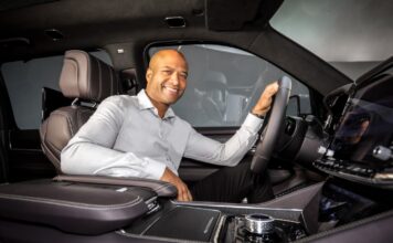 Ralph Gilles, diseñador jefe de Stellantis, dice que los interiores de Chrysler eran mediocres antes de la bancarrota: "Estaban fabricados en plástico digno de una pistola de agua china" Ralph Gilles interiores Chrysler