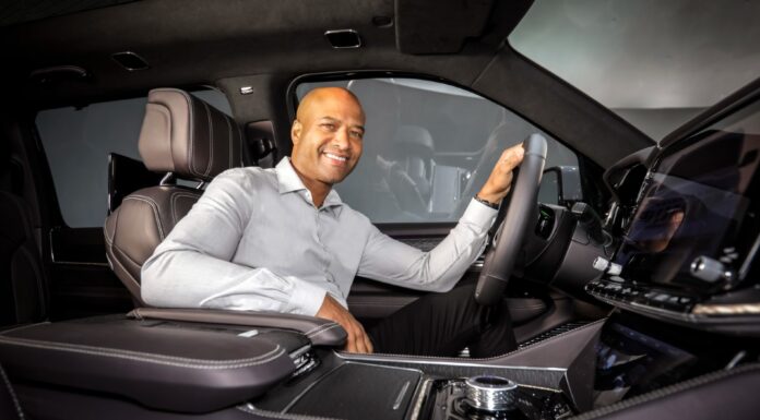 Ralph Gilles, diseñador jefe de Stellantis, dice que los interiores de Chrysler eran mediocres antes de la bancarrota: "Estaban fabricados en plástico digno de una pistola de agua china" Ralph Gilles interiores Chrysler