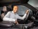 Ralph Gilles, diseñador jefe de Stellantis, dice que los interiores de Chrysler eran mediocres antes de la bancarrota: "Estaban fabricados en plástico digno de una pistola de agua china" Ralph Gilles interiores Chrysler